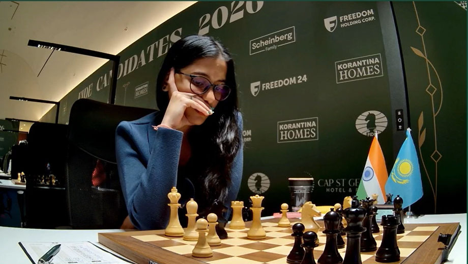 Надев очки, нашла 26.Rd7 Дивья, но атаки в цейтноте не получилось