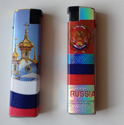 На зажигалке справа - эксклюзивный триколор от Старшего Брата